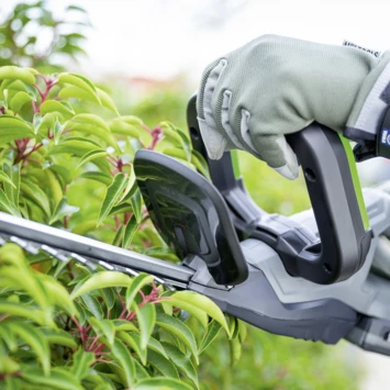 LUX 20V heggenschaar + 2,0Ah accu + lader LUX 20V Heggenschaar + 2,0Ah Accu + Lader -Tuinartikelen Winkel 123 2396