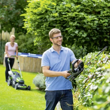 LUX 20V heggenschaar + 2,0Ah accu + lader LUX 20V Heggenschaar + 2,0Ah Accu + Lader -Tuinartikelen Winkel 123 2400