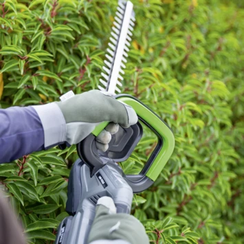 LUX 20V heggenschaar + 2,0Ah accu + lader LUX 20V Heggenschaar + 2,0Ah Accu + Lader -Tuinartikelen Winkel 123 2405